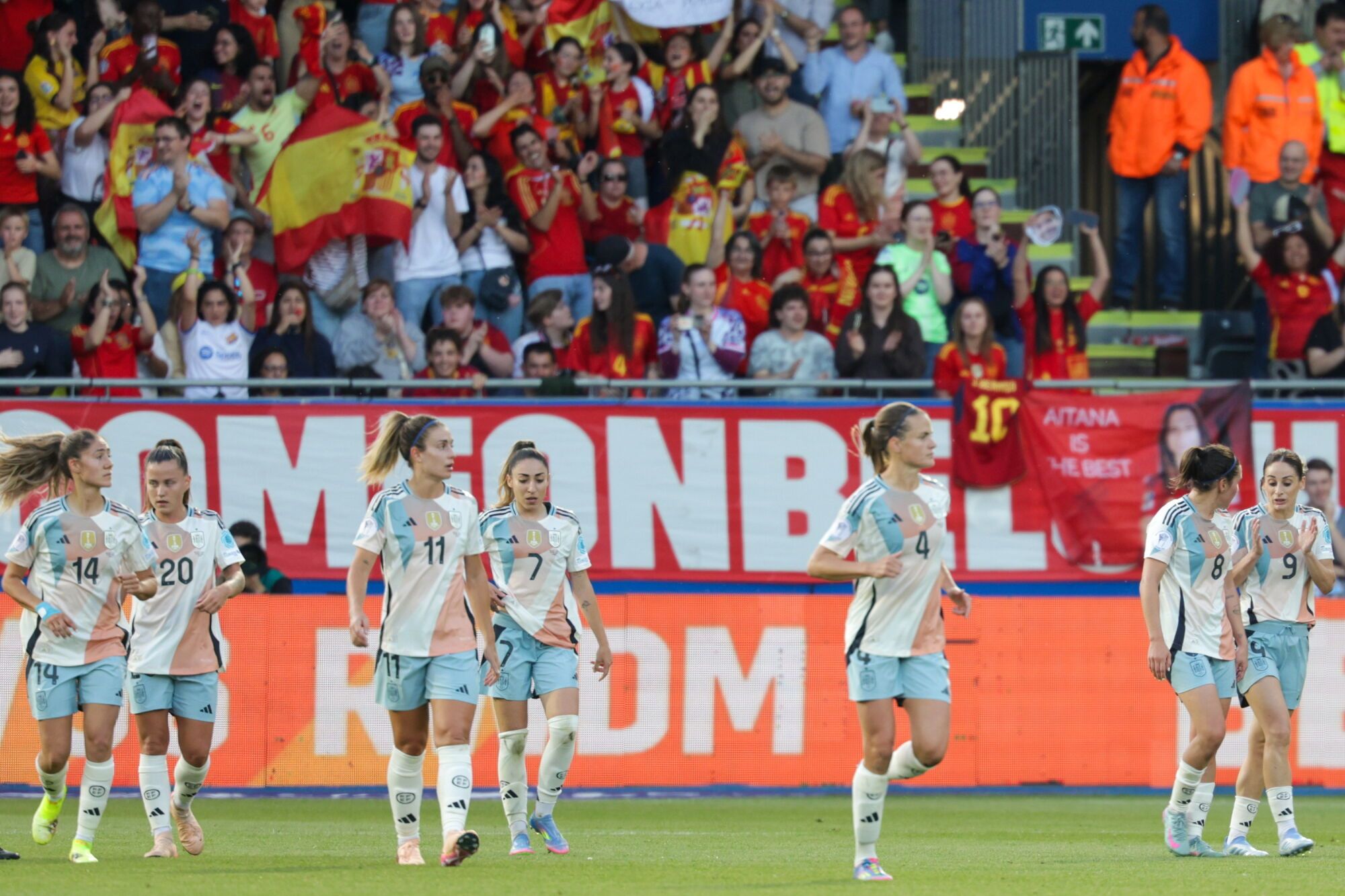 Leuven (Belgium), 30/05/2025.- Esther Gonzalez of Spain (R) celebrates after scoring the first goal during the UEFA Women's Nations League match between Belgium and Spain in Leuven, Belgium, 30 May 2025. (Bélgica, España) EFE/EPA/OLIVIER MATTHYS