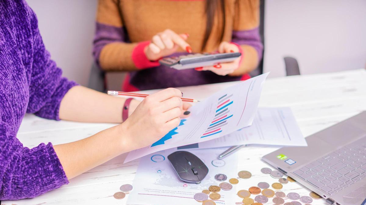 El 80% de los españoles renueva automáticamente su contrato de luz, facilitando a las empresas el aumento de tarifas para clientes fijos