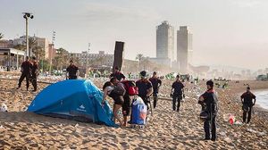 El dispositiu de neteja de les platges de Barcelona després de la revetlla de Sant Joan.