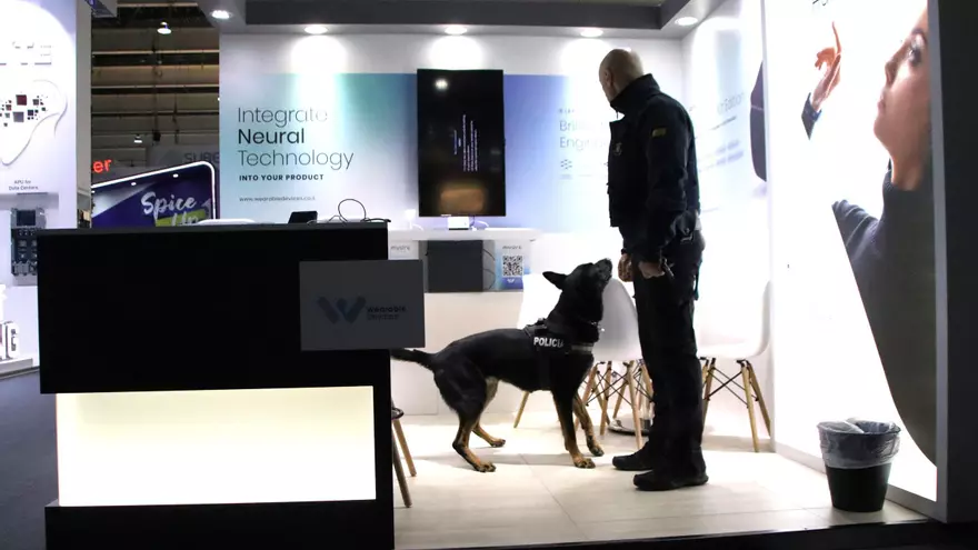 VÍDEO | Els Mossos pentinen les instal·lacions i l'entorn del Mobile i despleguen un dispositiu integral de seguretat