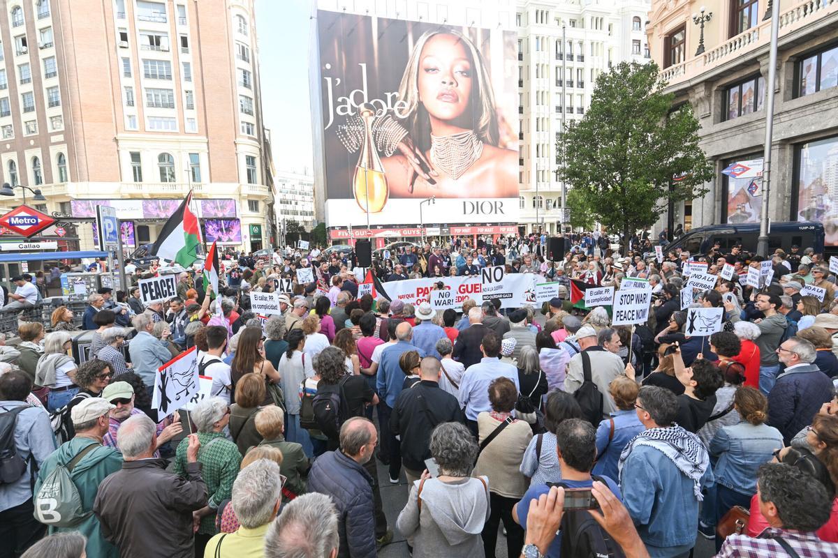 Varias personas se manifiestan durante la concentración ‘Hay que parar la guerra en Oriente Medio’, en la plaza de Callao, a 25 de abril de 2026, en Madrid (España). La plataforma, que nació en 2023, reclama no solo el cese inmediato de los bombardeos y un alto el fuego definitivo, sino también el fin del genocidio en Palestina, el cese de los ataques en Líbano y el reconocimiento efectivo de los derechos del pueblo palestino conforme a la legalidad internacional. 25 ABRIL 2026 Gustavo Valiente / Europa Press 25/04/2026. Gustavo Valiente;