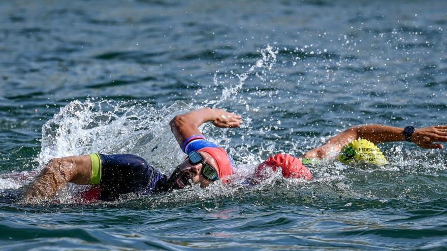 Nadadores en una edición anterior del triatlón.