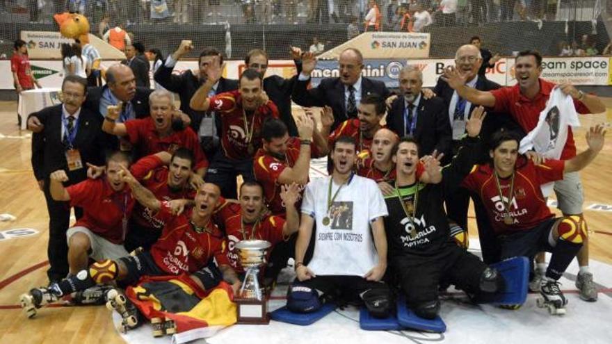 La selección española de hockey sobre patines celebra la consecución de su cuarto entorchado mundial consecutivo. / fabián urquiza / efe