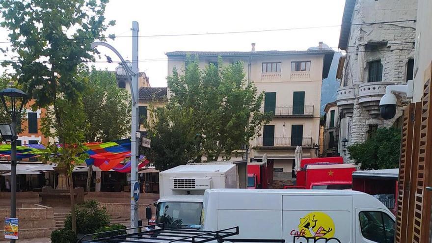 Camiones comerciales frente a la iglesia, en una imagen difundida por el Ayuntamiento.