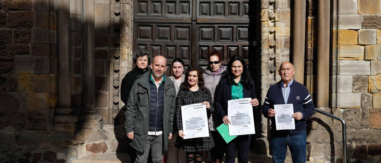 Presentación del concierto solidario en los exteriores de la iglesia de San Antonio de Padua.