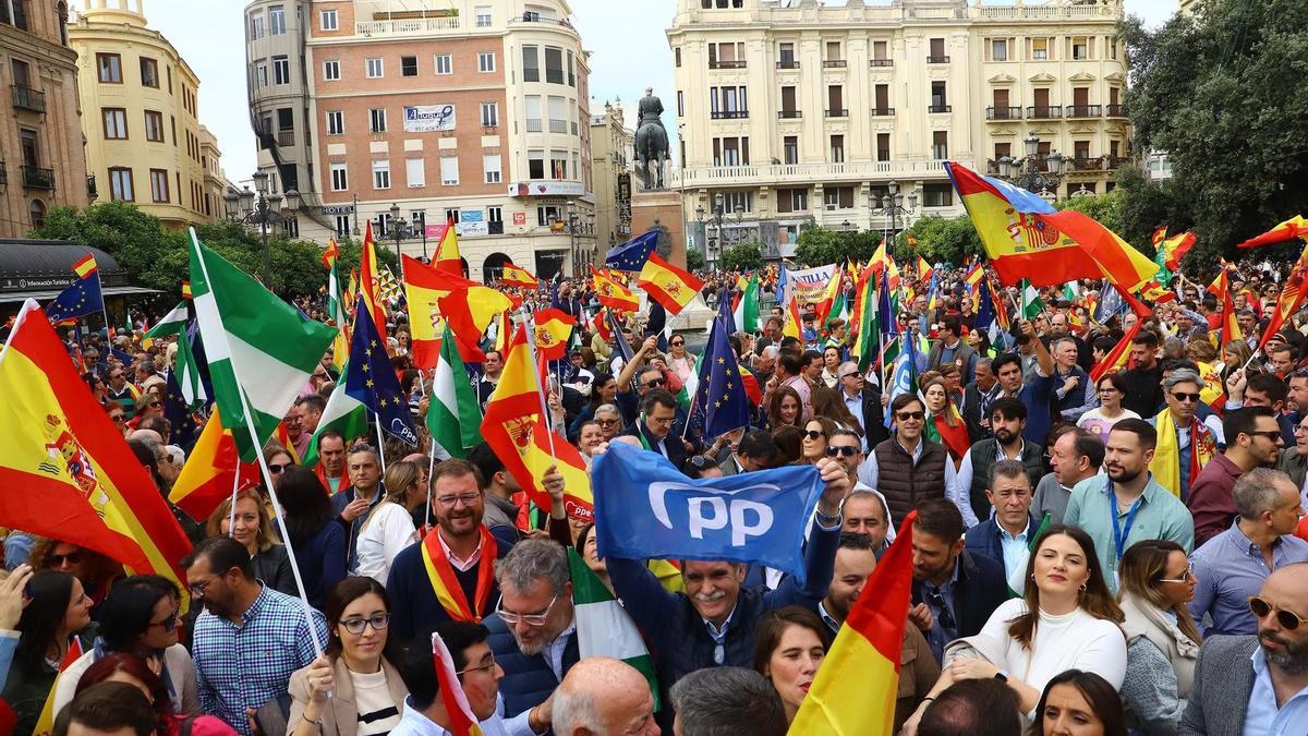 Manifestantes en unas Tendillas abarrotadas contra la amnistía, ayer, en Córdoba.