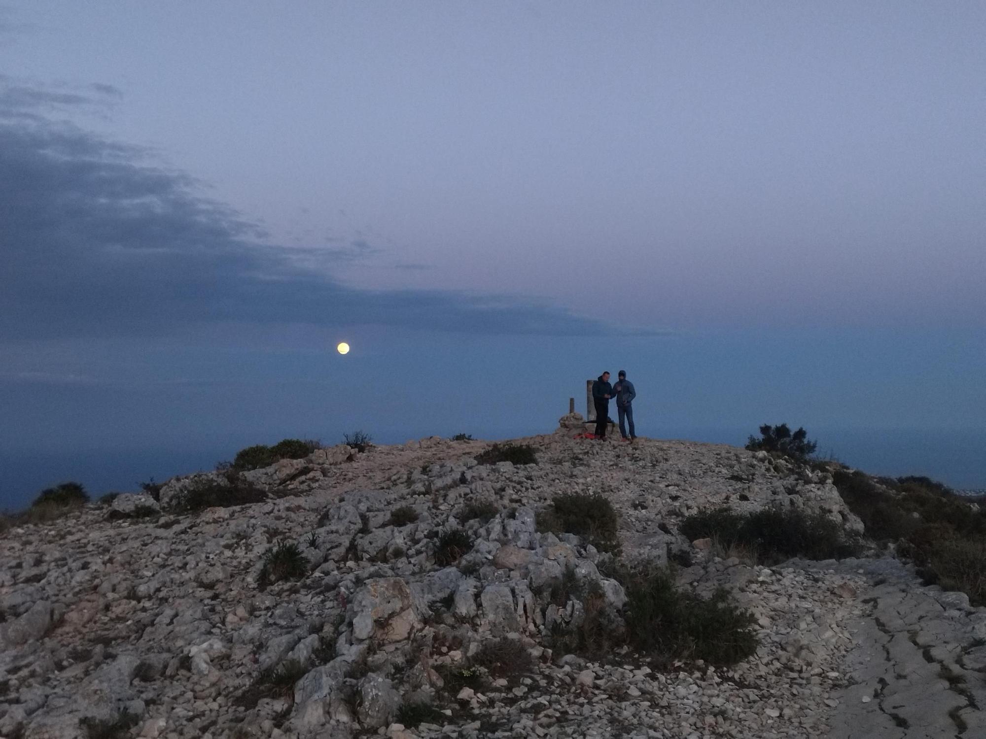 La 'Luna Rosa' y el espectacular ocaso, desde el Montgó