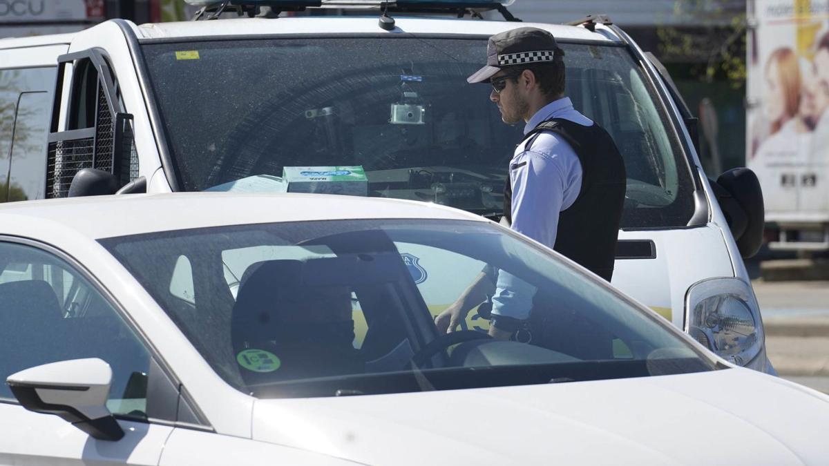 Un control policial a vehicles en circulació, el 19 de març de l’any 2020, en ple estat d’alarma. | MARC MARTÍ