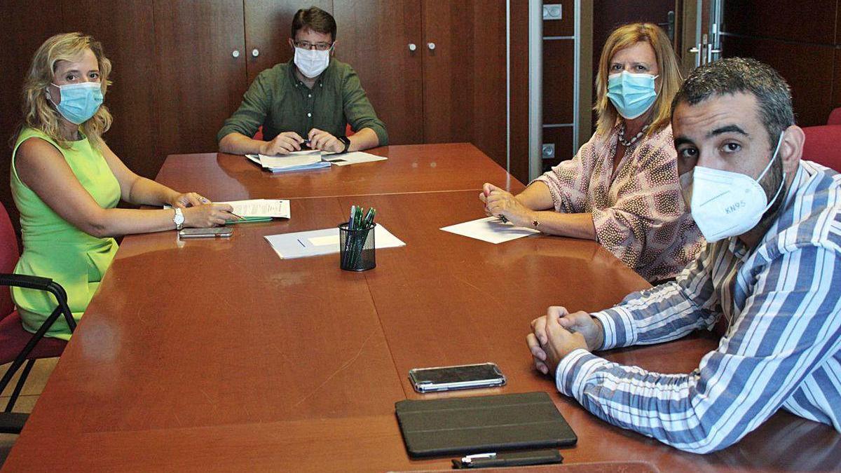 De izquierda a derecha, Belarmina Díaz, Enrique Fernández, Carmen Arbesú y Javier Álvarez, ayer, en Oviedo.