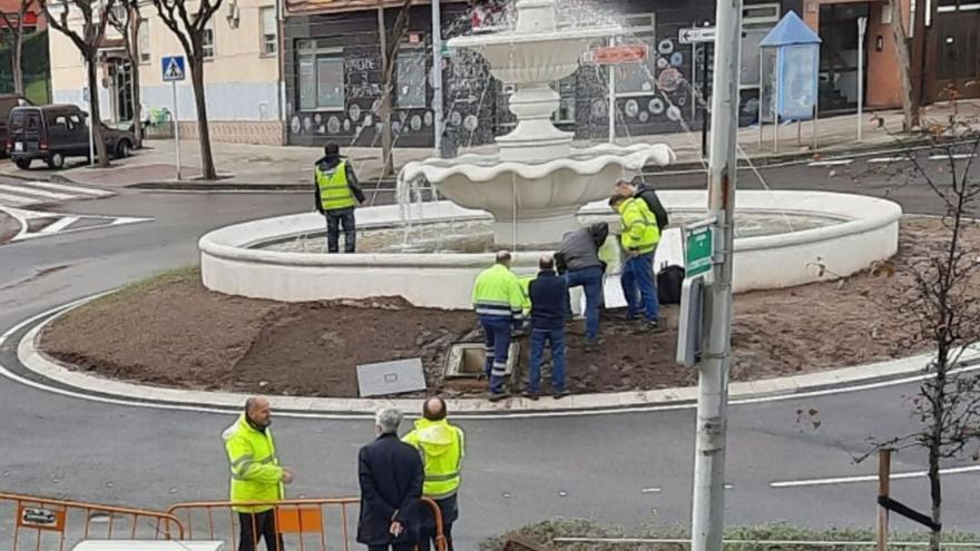 Un manantial de problemas en Avilés: ¿han colocado torcida la fuente del Muelle?