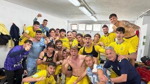 Celebración de la victoria en el vestuario.