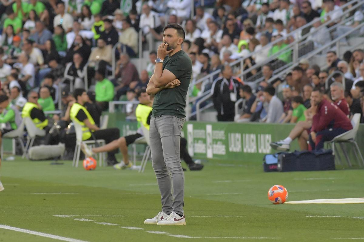 Eder Sarabia, pensativo, observa el duelo en el Martínez Valero.