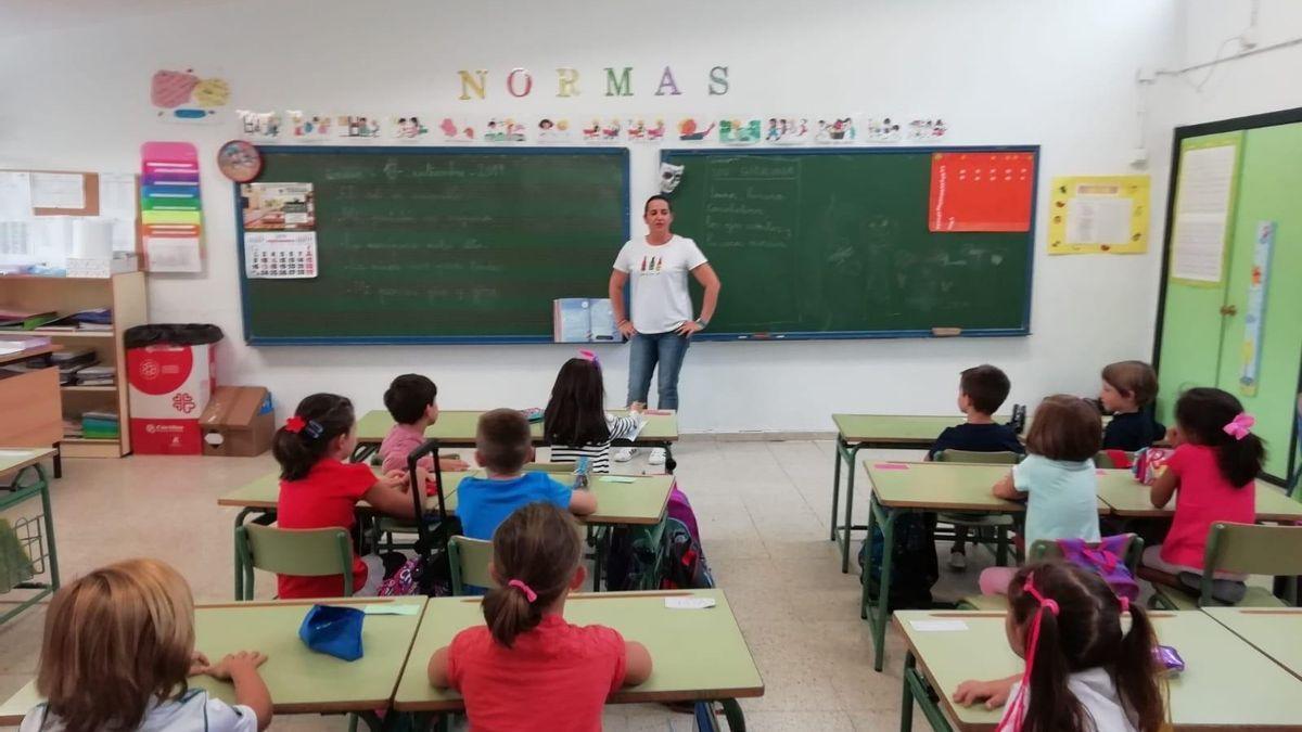 Un profesor imparte clases a niños de un aula de Primaria en una imagen de recurso