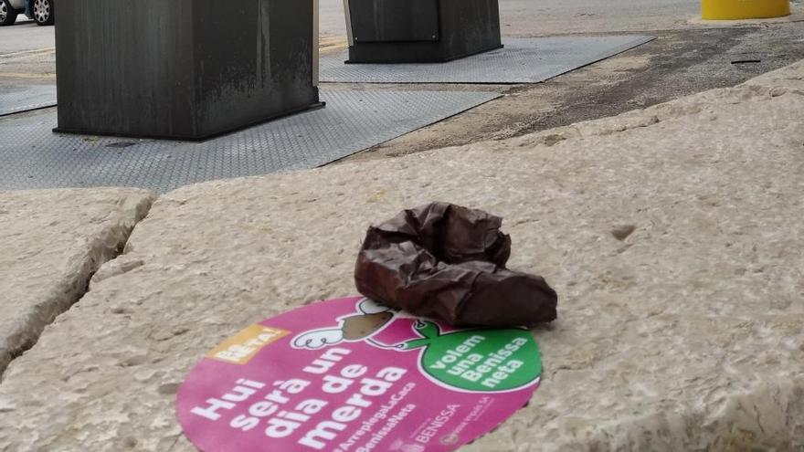 Benissa amanece salpicada con 300 &quot;mierdas&quot;