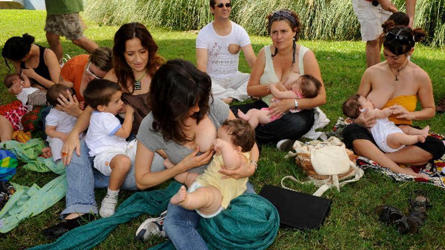 Un grupo de la Asociación Canaria Pro Lactancia Materna amamanta a sus bebés en la capital grancanaria, en octubre de 2009.