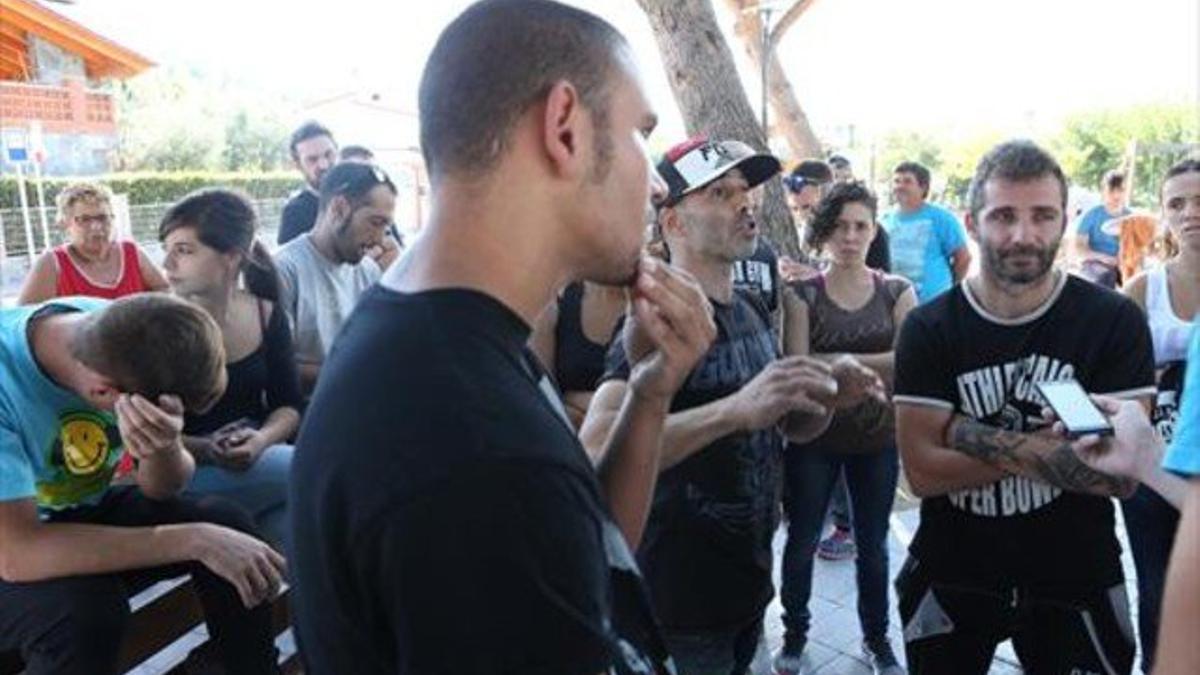 Un grupo de vecinos de El Calvet, en Sant Salvador de Guardiola, reunidos el pasado viernes.