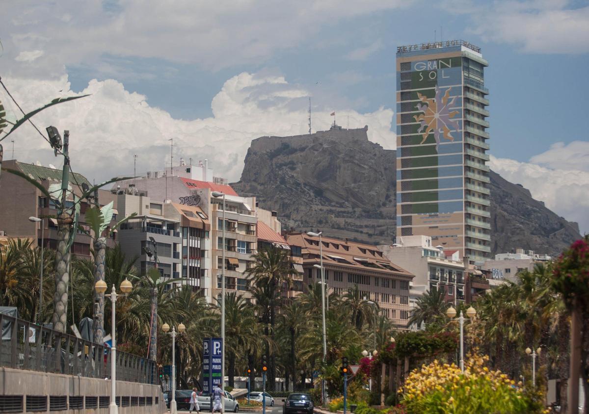 Un día nublado en la ciudad de Alicante, en una imagen de archivo.