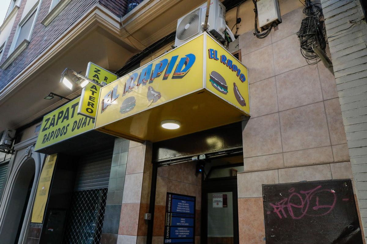 En imágenes | El Rapid, el histórico bar que ha salvado la noche a media Zaragoza