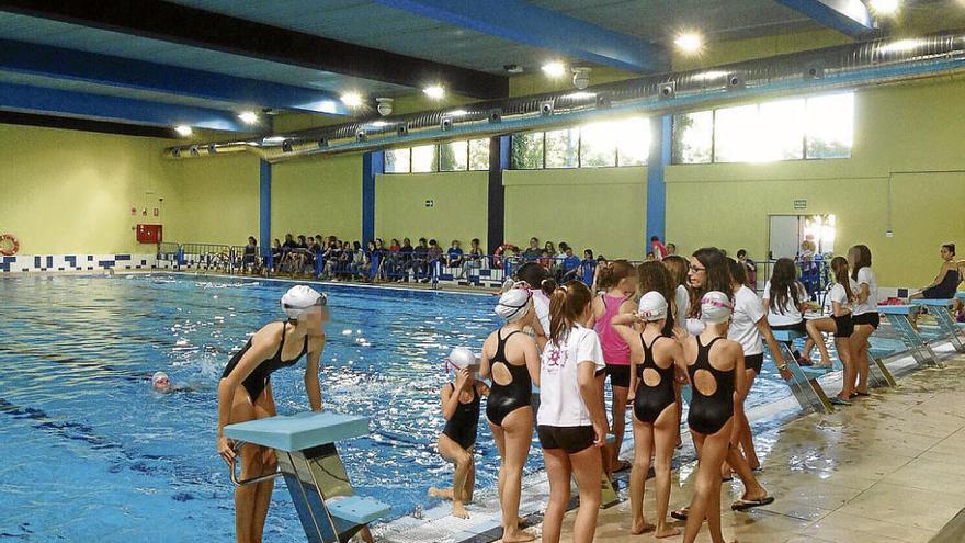 Dos nadadoras atendidas por un mareo en una piscina pública de Alicante