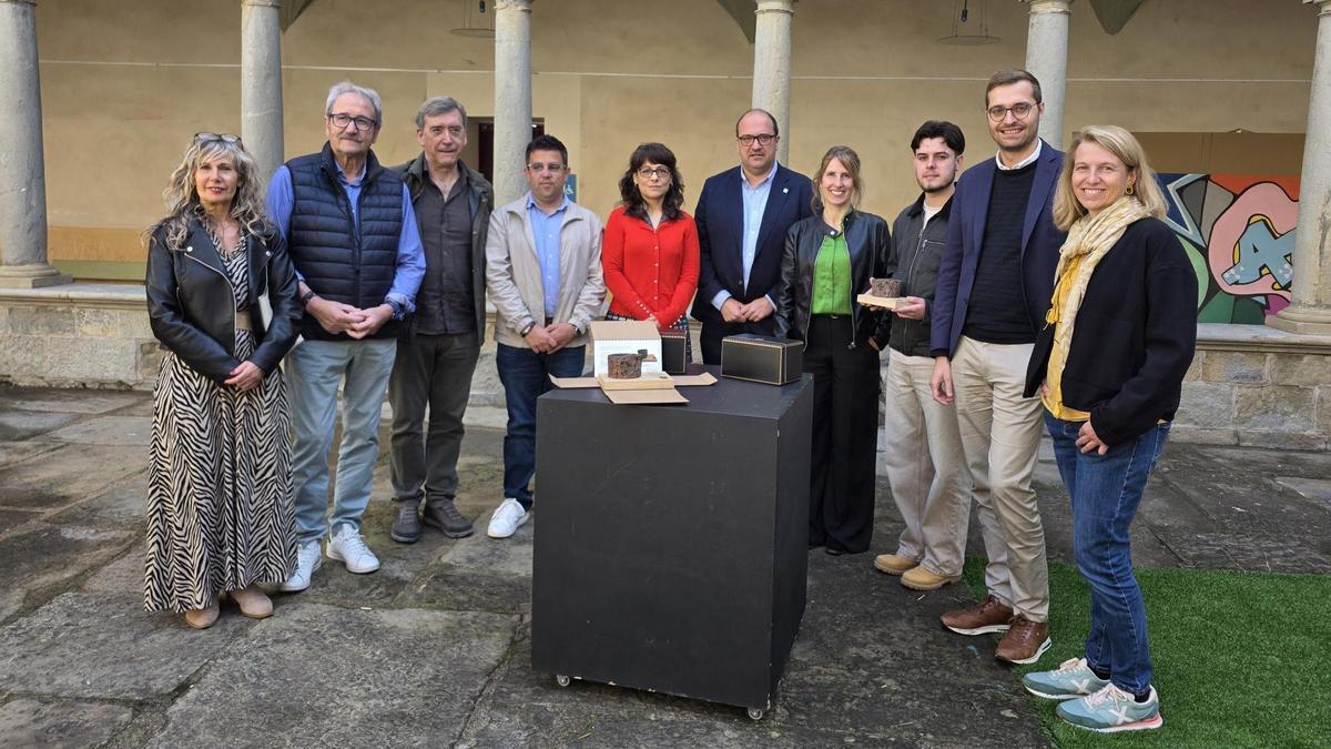 Representants institucionals i de l’Escola d’Art d’Olot, durant la presentació de la Distinció Santi Reixach i de la peça “L’Atuell”