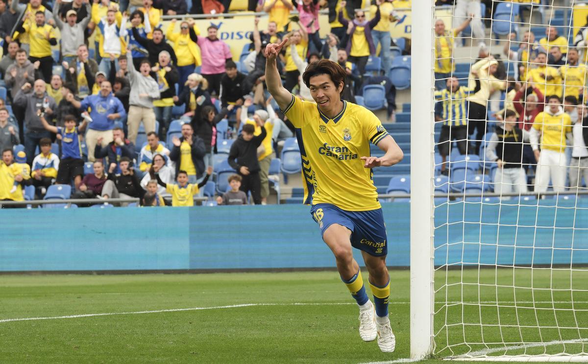 Miyashiro festeja su primer tanto con la UD.