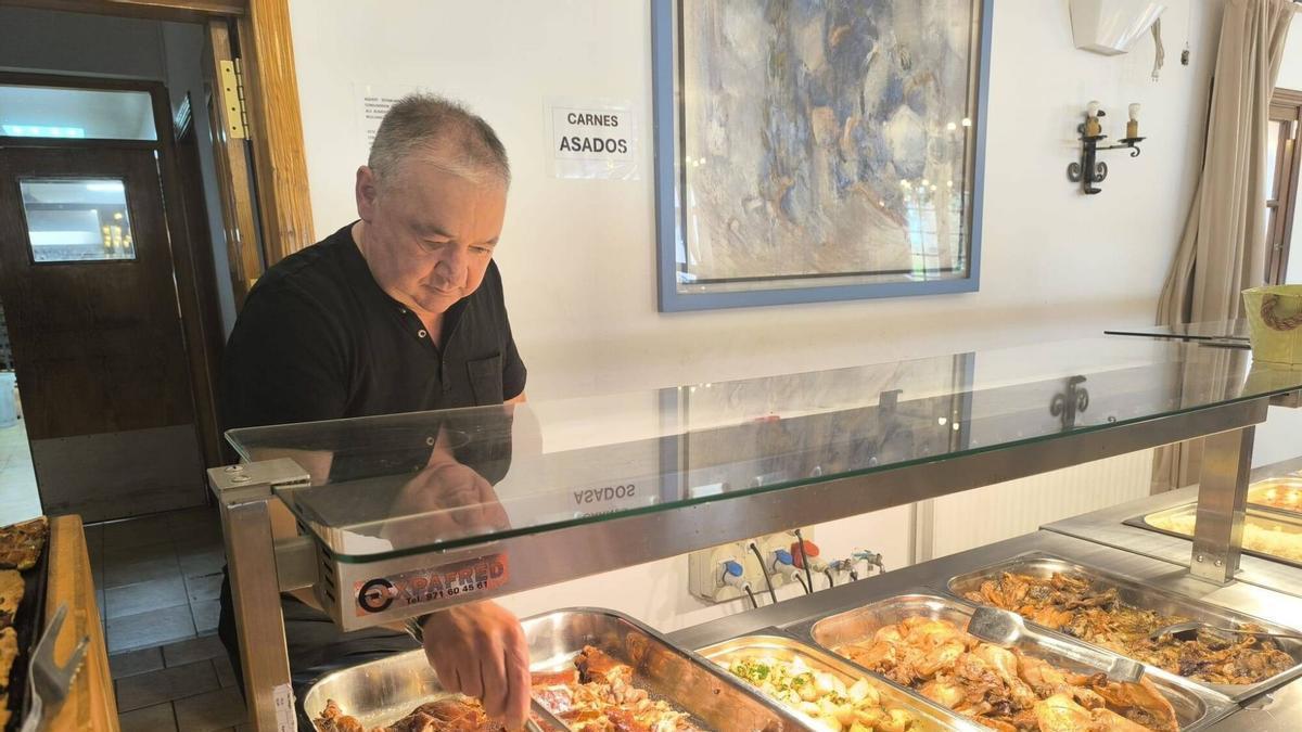 Jordi Carreras, del restaurante Ses Torres, coloca la porcella en el buffet