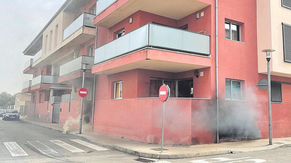 La humareda provocada por el incendio salía por los respiraderos del edificio.