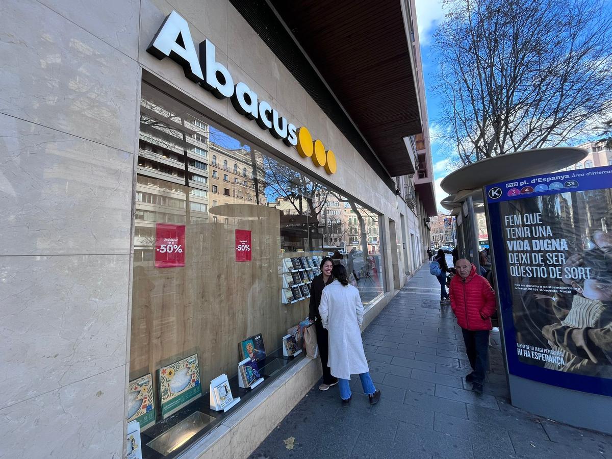 El escaparate de Abacus este lunes con carteles de liquidación al 50%.