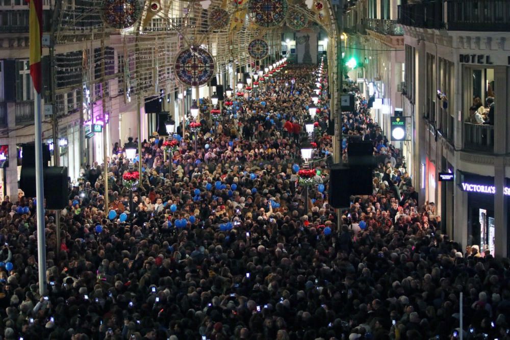 Desde primera hora, abarrotada la calle Larios y su entorno. Imagen de antes del encendido.