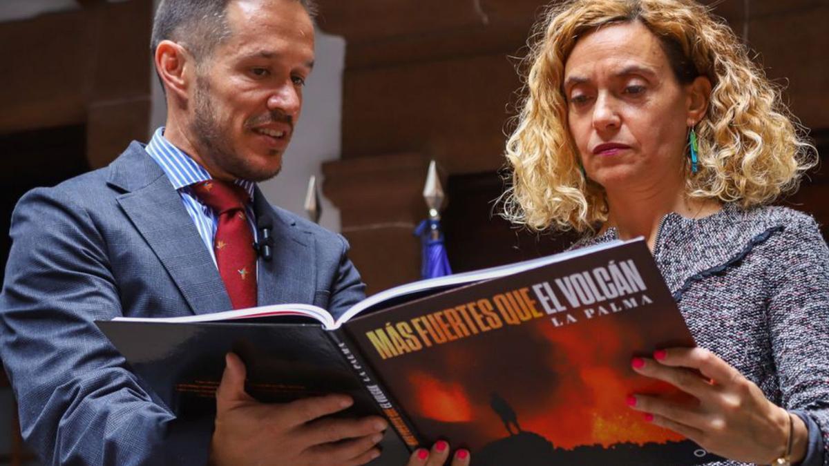 Maritxel Batet recibe un libro de manos de Mariano Hernández. | | EFE/ LUIS G. MORERA