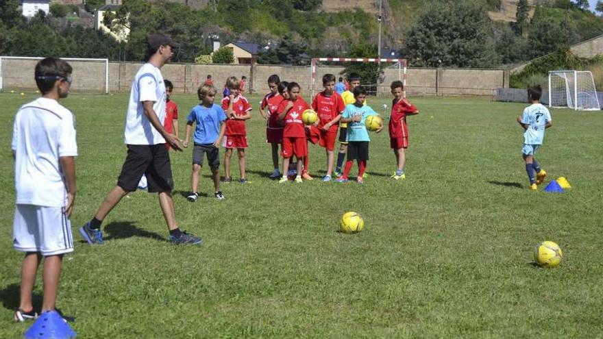 Los jóvenes del campus entrenan en el campo de fútbol de Puebla.