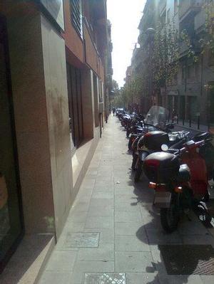 Les motos envaeixen terreny del vianant.Les motos ens deixen poc espai als veïns d’aquesta vorera del carrer de Rabassa, a Barcelona. Abans de canviar el carrer, teníem estacionament per a cotxes. Ara, i sense estar la vorera més alta, les motocicletes envaeixen aquest territori del vianant fins a deixar un espai més petit que el que teníem. Així, la suposada millora de l’accessibilitat a la zona ha quedat en no-res. Més que un carrer, això és un pàrquing de motos.