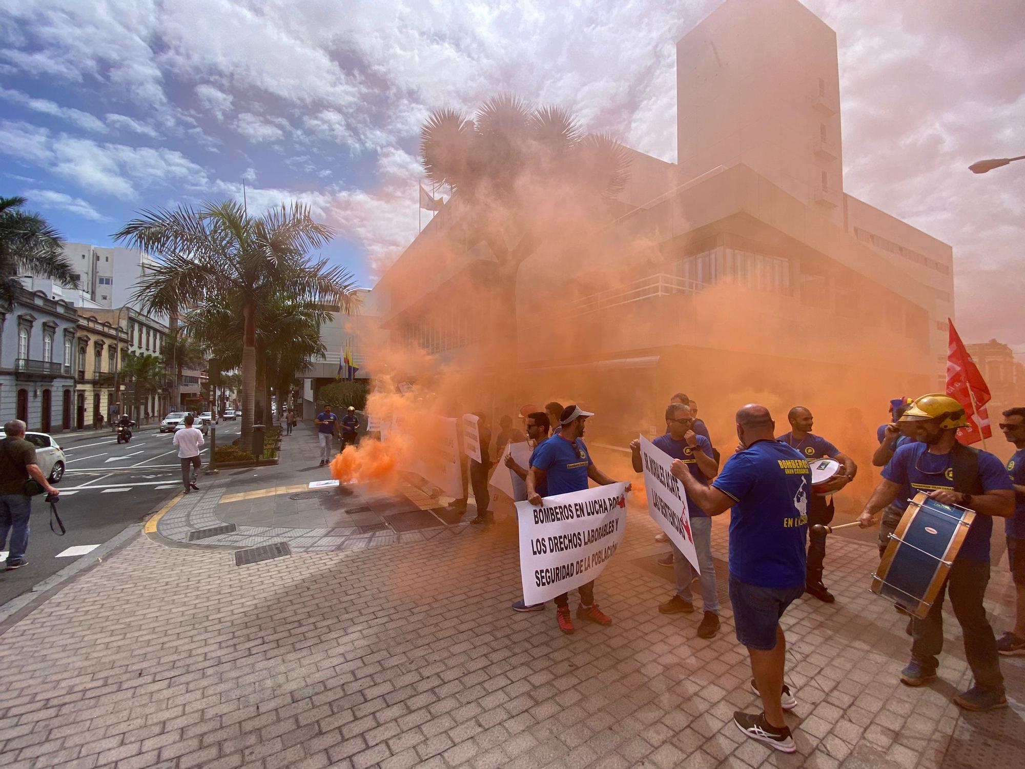 Los bomberos protestan ante el Cabildo de Gran Canaria