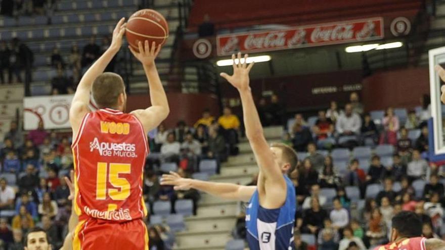 El jugador más destacado ayer del UCAM Murcia, Scott Wood, ejecutando uno de sus triples ante el Gipuzkoa Basket.
