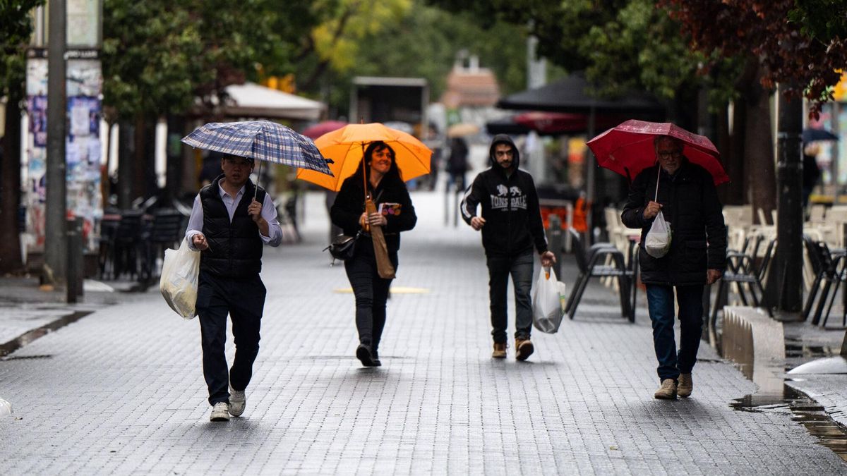 Gente con paraguas en las calles durante la lluvia.