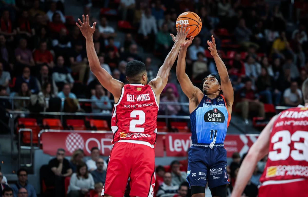 Brandon Taylor arma el tiro por encima del punteo de Bell-Haynes. | ACB Photo