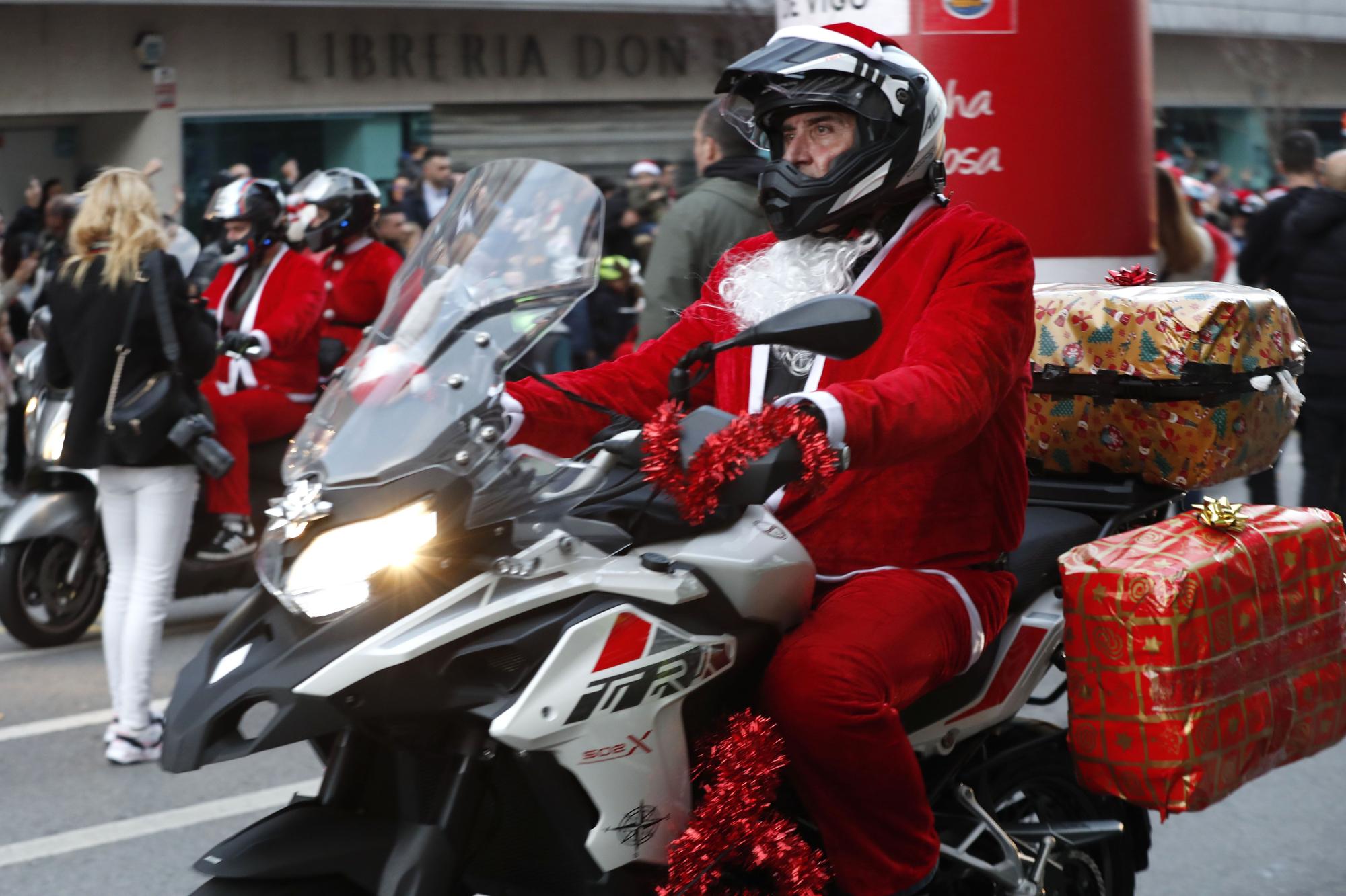 Papa Noel guarda los renos y saca la moto