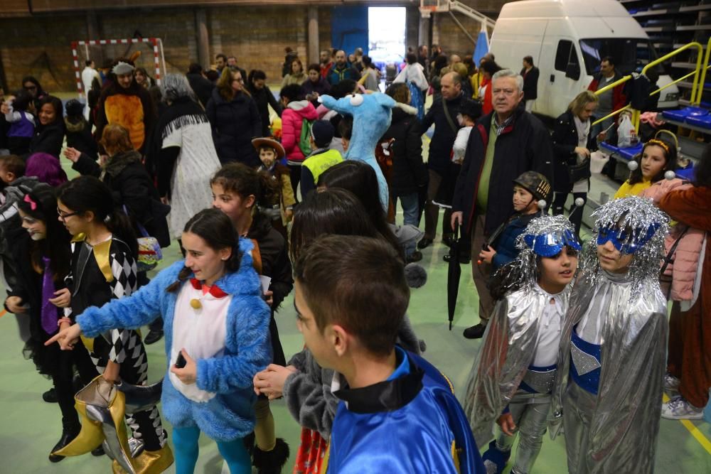 Entroido en O Morrazo 2016 | Las lluvias llevan a los disfrazados a Reibón y a la carpa de la plaza Massó