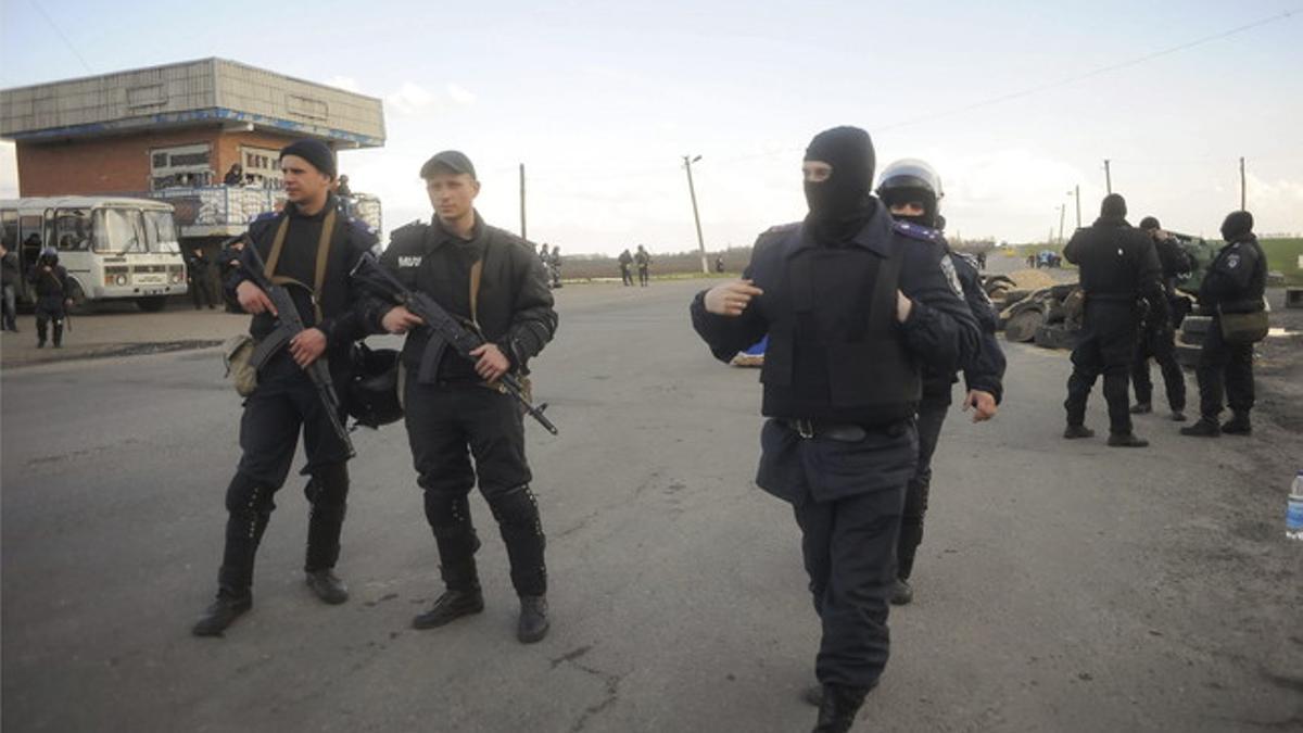 Policías ucranianos en un puesto de control en una carretera cercana a Barvenkovo, en el área de Kharkiv, este martes.