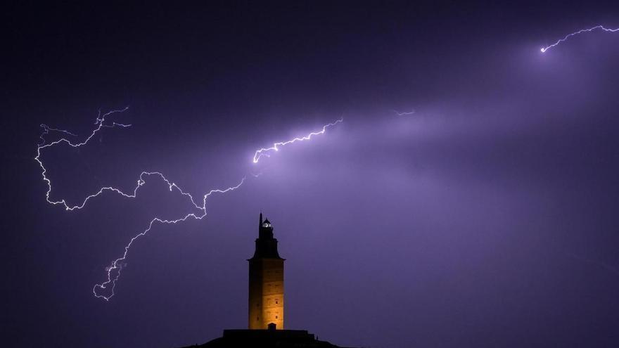 Más de 400 rayos en las últimas 24 horas: la AEMET mantiene activo el aviso amarillo por tormentas este domingo en Galicia