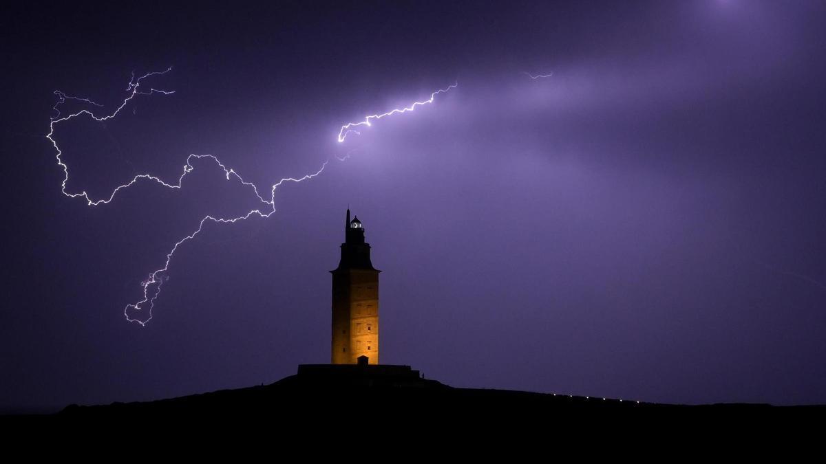 Más de 400 rayos en las últimas 24 horas: la AEMET mantiene activo el aviso amarillo por tormentas este domingo en Galicia