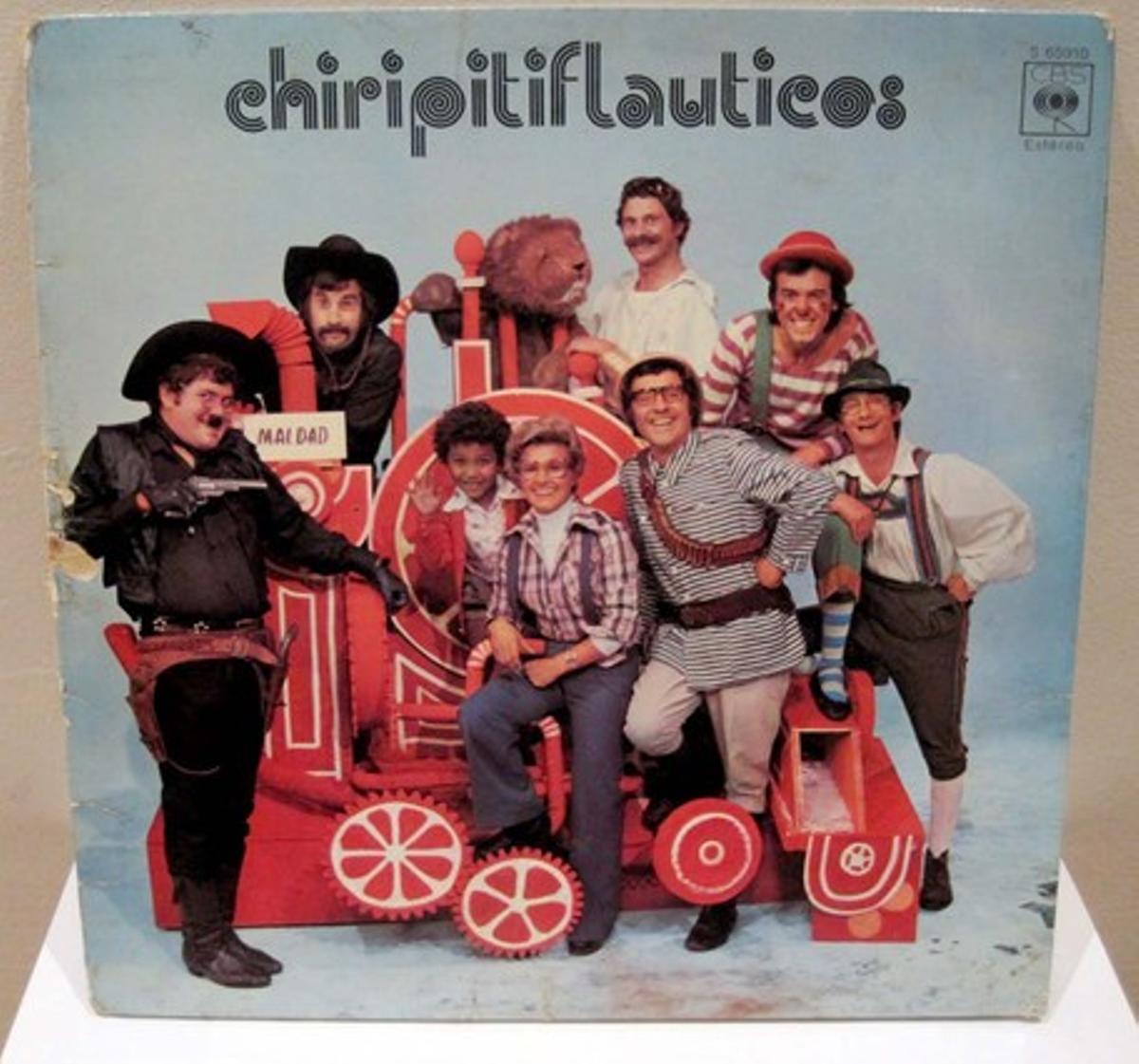 Los Chiripitifláuticos: d’esquerra a dreta i de dalt a baix, els Hermanos Malasombra (amb barret), Fileto i el seu lleó Leocadio, el pallasso Poquito, Barullo, Valentina, el Capitán Tan i el Tío Aquiles. Los Chiripitifláuticos: d’esquerra a dreta i de dalt a baix, els Hermanos Malasombra (amb barret), Fileto i el seu lleó Leocadio, el pallasso Poquito, Barullo, Valentina, el Capitán Tan i el Tío Aquiles.