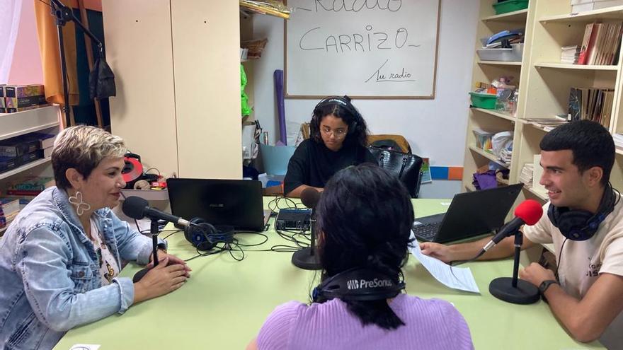 La alcaldesa Ana Hernández, primera a la izquierda, este jueves, en Radio Carrizo.