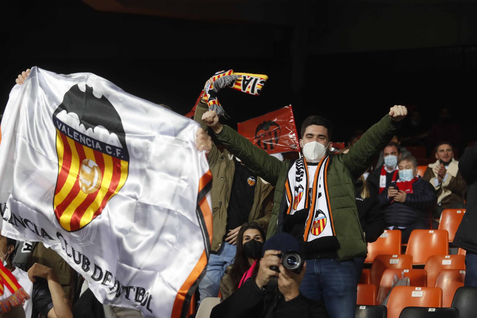 ¡Mestalla marcó el 1-0! Así fue el brutal recibimiento al Valencia CF en la Avenida Suecia