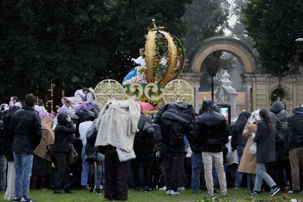 Un momento de la cabalgata con la que los Reyes Magos han anunciado su llegada a Sevilla este lunes.