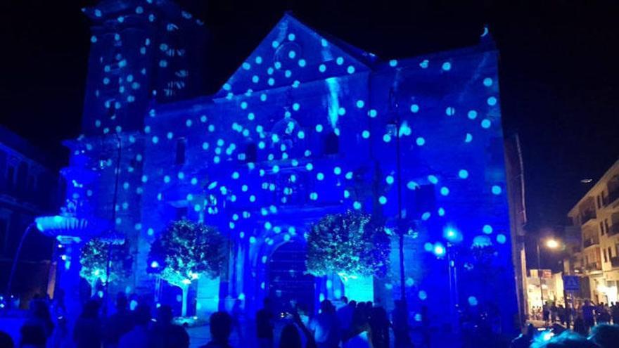 La luz y el color del Light Fest atraen a decenas de personas de Antequera