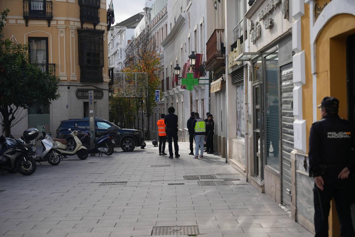 Fotogalería | Exterior del edificio de la Diputación de Badajoz, desalojado por un aviso de bomba