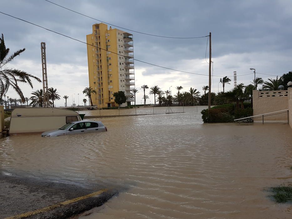 La playa de San Juan inundada tras el temporal