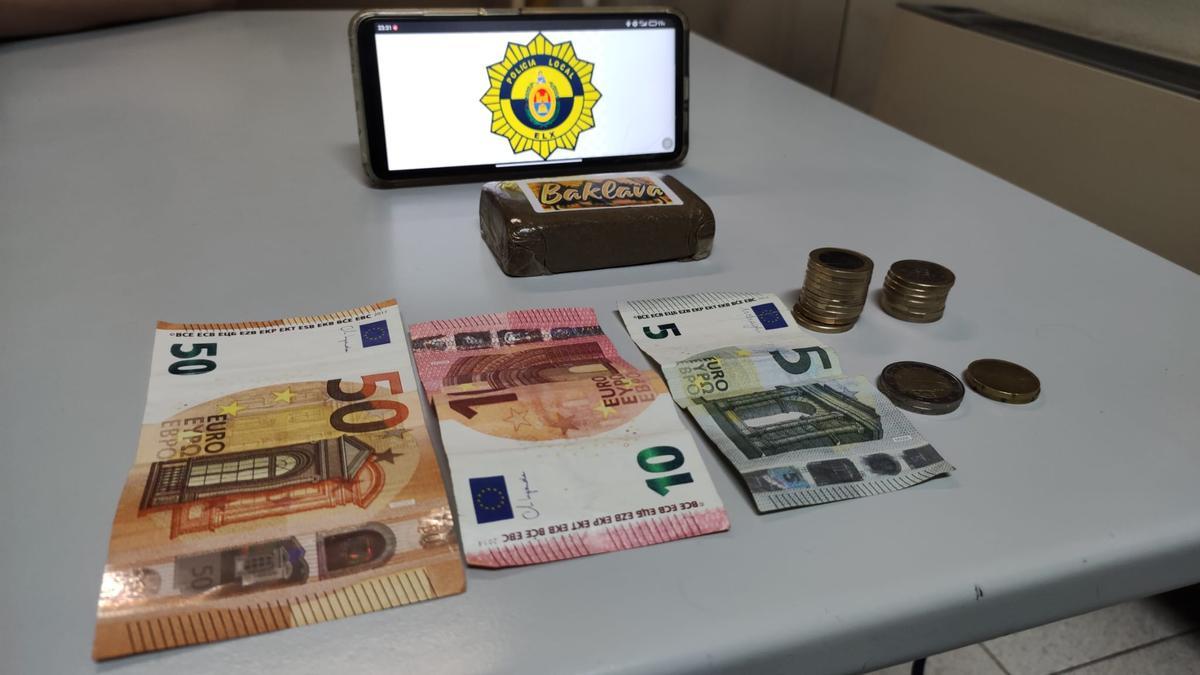 Dinero y droga incautados al detenido.