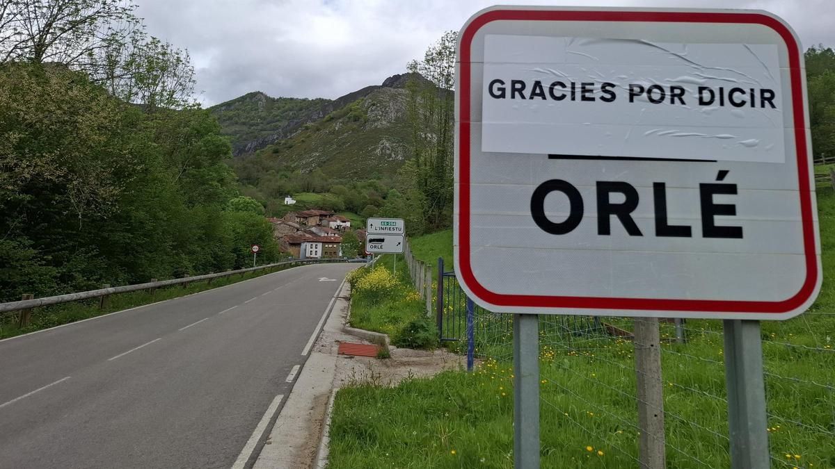 El cartel a la entrada del pueblo muestra la reivindicación de sus vecinos